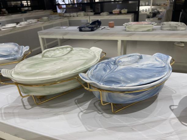 Marbled ကြွေထည်ပန်းကန် - ထမင်းစားပွဲတွင်အနုပညာနှင့်လက်တွေ့ကျသောအနုပညာနှင့်လက်တွေ့ကျသောရောစပ်ခြင်း