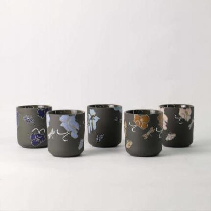 အဘယ်ကြောင့်ဤထူးခြားသည့်လက်သုတ်ဆေးဖွတ်ကိုင်ရသောပန်းပွင့်ဖယောင်းပုံသည် Instagram အကြိုက်ဆုံးဖြစ်လာသည်။ အဘယ်ကြောင့်ဤထူးခြားသည့်လက်သုတ်ဆေးဖွတ်ကိုင်ရသောပန်းပွင့်ဖယောင်းပုံသည် Instagram အကြိုက်ဆုံးဖြစ်လာသည်။