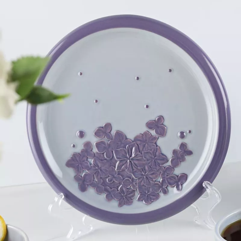 ပန်းကန်ဆေးစက်လက်ဖြင့်ဆေးသုတ်ထားသောကြွေပြား