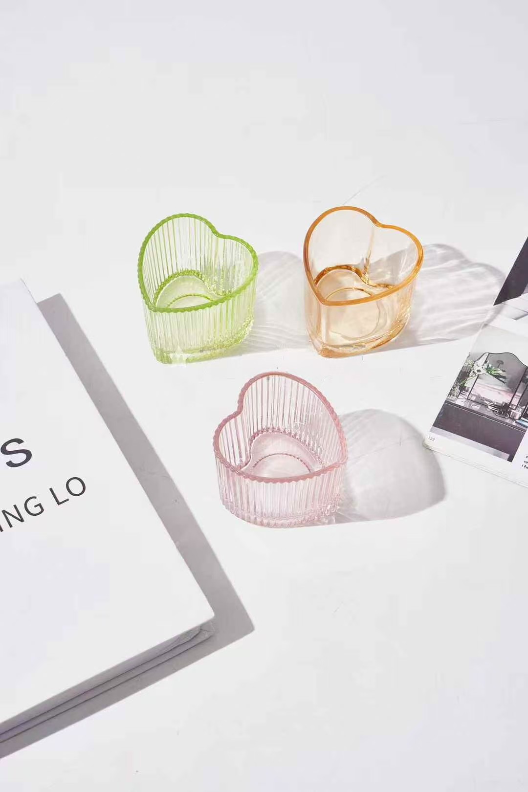 ချစ်ခြင်းမေတ္တာ - ပုံရိပ်ဖန်ခွက်ဖယောင်းတိုင်ကိုင်ဆောင်သူ ချစ်ခြင်းမေတ္တာ - ပုံရိပ်ဖန်ခွက်ဖယောင်းတိုင်ကိုင်ဆောင်သူ