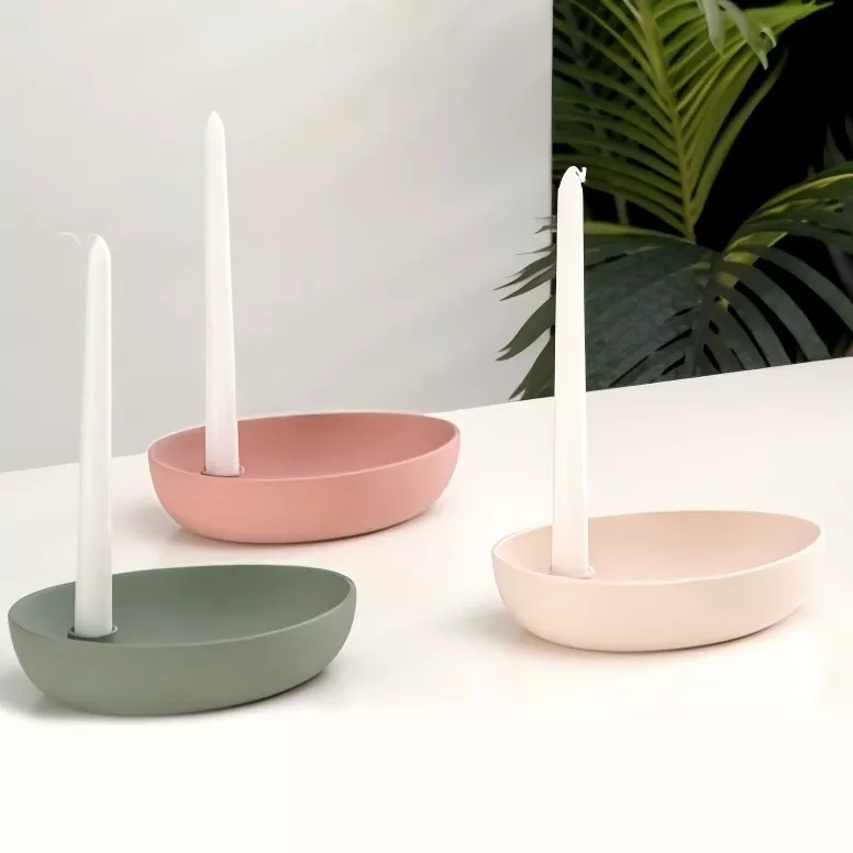 ခေတ်သစ်ဘဲဥပုံကြွေထည်ဖယောင်းတိုင်ကိုင်ဆောင်သူ