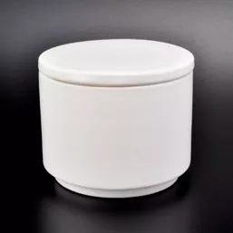 ရိုးရာကြွေဖယောင်းကိုင်သူ